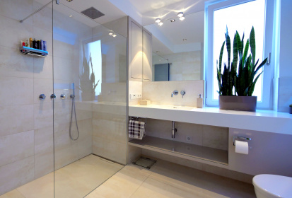 Modernes Bad, Blick auf begehbare Dusche und Waschtisch.JPG