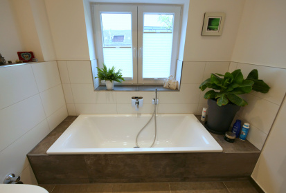 Badewanne unter dem Fenster mit Ablageflaeche - Tageslichtbad.JPG