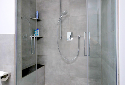 Rechteckige begehbare Dusche mit Sitzecke und Ablageflaeche.JPG