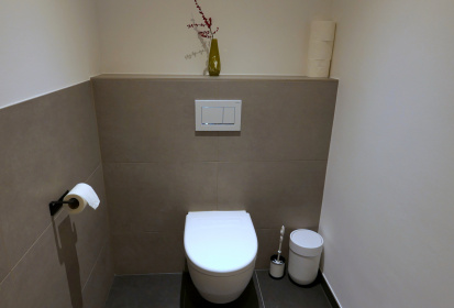 Toilette in schmalem Raum, WC Sitz mit Absenkautomatik.jpg