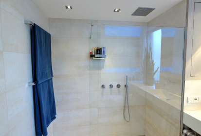 Begehbare Dusche, Glaswand, Handtuchhalterung, Regendusche.JPG