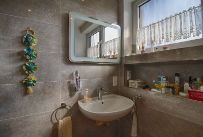 Badezimmerspiegel mit abgerundeten Ecken und Einbuchtung als Ablage.jpg