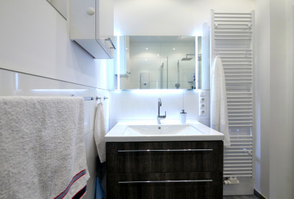Blick von der Toilette auf Waschbecken mit Unterschrank und Spiegel.JPG