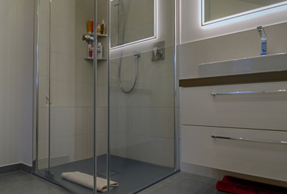 Blick auf verglaste ebenerdige Dusche, Spiegel.jpg