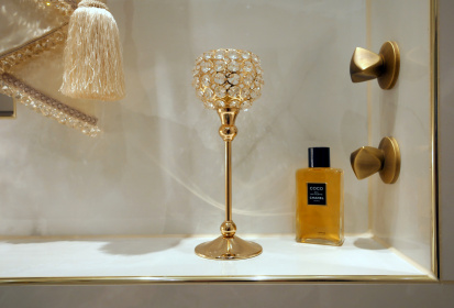 Badezimmer, Gold, vergoldete Haehne, Parfum Flacon.JPG