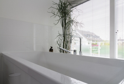 Weisse Badewanne weiss gefliest vor Fenster.jpg