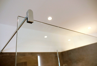 Detailaufnahme Glashalterung der begehbaren Dusche und eingelassene Deckenspots.JPG