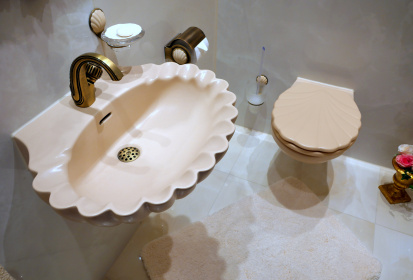 Gaeste WC, altrosa Waschbecken, altrosa WC, vergoldeter Wasserhahn.JPG