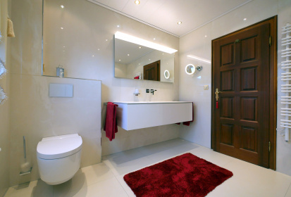 Eckige Ablage im Badezimmer mit Blick auf Waschbecken, Toilette und Holztuer.JPG