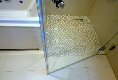 Boden der begehbaren Dusche aus Mosaikfliesen.JPG