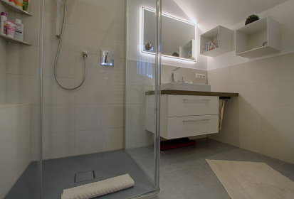 Begehbare Dusche mit grosszuegiger Ablageflaeche, Waschtisch, Unterschrank, beleuchteter Spiegel.jpg