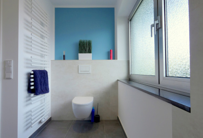 Blick auf Toilette und Handtuchhalterheizung.JPG