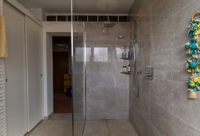Blick auf begehbare Dusche mit Regendusche. Abfluss in Mauer.jpg