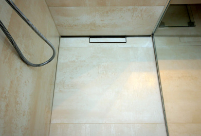 Detailaufnahme Abfluss der begehbaren Dusche.JPG